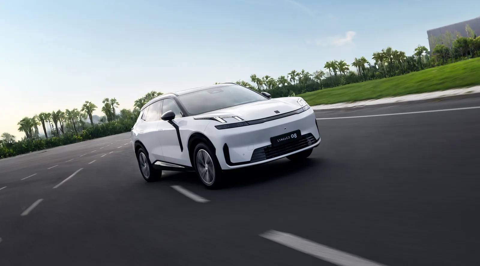 Lynk & Co 08 trên đường cao tốc